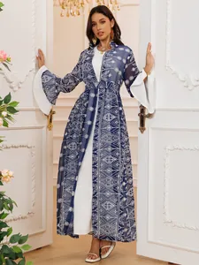 Elegante set cardigan lungo ricamato blu navy con maniche a campana e abito bianco