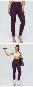Vue professionnelle d'un legging de yoga violet à taille haute en tissu effet peau nue