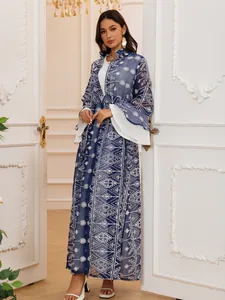 Elegante completo con cardigan lungo blu ricamato e abito bianco e maniche a campana