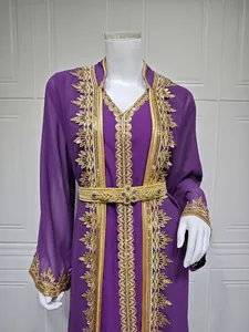 Detailansicht eines lila marokkanischen Kaftan-Kleides mit goldener Bandstickerei