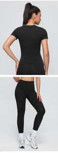 Vue arrière détaillée de l'ensemble haut de yoga noir à manches courtes et leggings femme