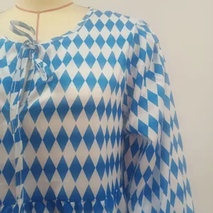 Detailaufnahme eines blau-weißen Kleides mit Rautenmuster, Puffärmeln und Bindeband