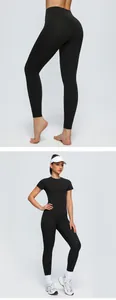 Vues détaillées d'un ensemble de yoga noir à taille haute avec haut à manches courtes