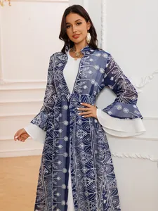 Vista dettagliata del cardigan lungo ricamato blu navy con maniche a campana eleganti