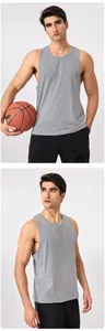 Détail d'un débardeur de sport gris en modal sans manches porté par un modèle masculin