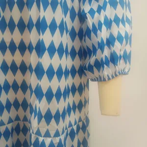 Detailansicht des blau-weißen Rautenmusters Puffärmel mit elastischem Manschetten-Design