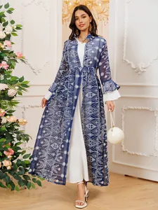 Elegante set due pezzi con cardigan ricamato blu con maniche a campana e abito lungo bianco