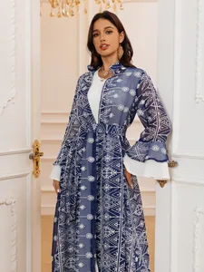 Elegante set cardigan lungo ricamato blu scuro e abito bianco con maniche a campana