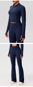 Detailweergave van marineblauw yogaset met ritsjasje en uitlopende sportbroek