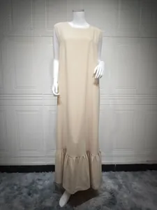 Vista completa di elegante abito lungo beige senza maniche con balza su un manichino