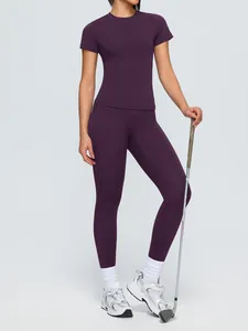 Ensemble de yoga violet deux pièces avec haut à manches courtes et legging taille haute