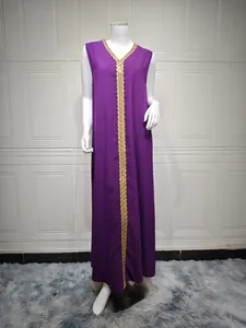 Detailansicht eines lila ärmellosen Kaftankleids mit eleganter goldener Bortenverzierung