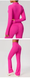 Gedetailleerd achteraanzicht van roze yogaset met jas met lange mouwen en flared broek