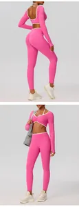 Set yoga rosa acceso a maniche lunghe con profili bianchi e leggings a vita alta.