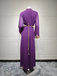 Rückansicht eines eleganten lila Langarmkleides mit goldenen Stickbündchen und Gürtel