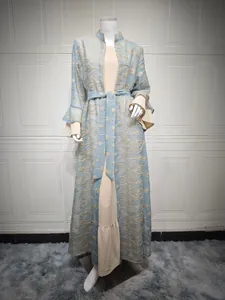 Elegante set abaya a due pezzi con ricamo floreale e maniche a campana per donna