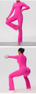 Voor- en achteraanzichten van hot pink yogaset met top met lange mouwen en flared broek