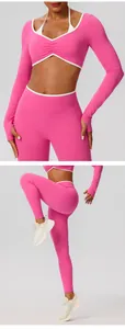 Dettagli del set yoga rosa con bordo a contrasto bianco e maniche con foro per pollice