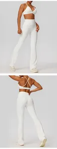 Voor- en achteraanzicht van een wit tweedelig yogaset met uitlopende broek en bh