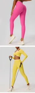 Primo piano dei leggings rosa e del set da yoga giallo con fasce di resistenza