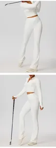 Gedetailleerde weergave van een witte yoga-set met top met rits en uitlopende broek