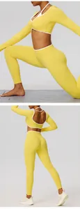 Vista posteriore e dettagli di un set yoga giallo a maniche lunghe con bordo a contrasto