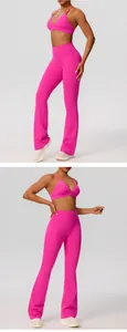 Gedetailleerd overzicht van roze sport-beha en yoga-legging met uitlopende pijpen