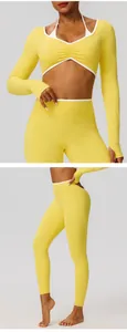 Vista dettagliata del set yoga giallo con bordo a contrasto e leggings a vita alta
