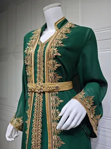 Detailansicht des dunkelgrünen marokkanischen Kaftans mit goldener Stickerei und Gürtel