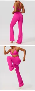 Detail van de yoga-legging met uitlopende pijpen en bijpassende sportbeha in roze.