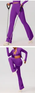 Detail van de paarse yogaset bestaande uit een uitlopende legging, sportbeha en jasje