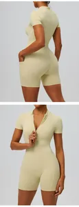 Détail d'un body de yoga beige à manches courtes avec fermeture éclair et poches latérales