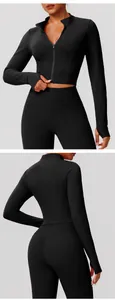 Detailweergave van de zwarte yogaset met ritsjas en legging, voor- en achterkant