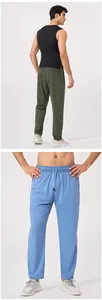 Detailweergave van de ademende sportjoggingbroek voor heren in olijfgroen en blauw.