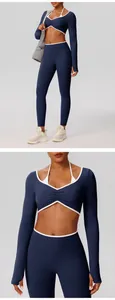 Dettaglio del crop top da yoga blu navy e bianco a maniche lunghe con bordi a contrasto