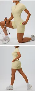 Détail de la combinaison de yoga jaune pour femme avec fermeture éclair et poche latérale