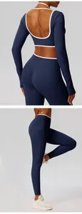 Vista dettagliata del set yoga blu navy con bordo a contrasto e design scrunch sul retro