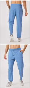 Gedetailleerde voor- en achteraanzichten van blauwe herensportbroek met elastische trekkoord
