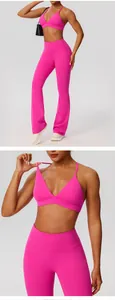 Gedetailleerd overzicht van roze tweedelige yogaset met sportbeha en uitlopende legging