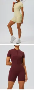 Détail du combishort de yoga à manches courtes avec poche fonctionnelle et fermeture