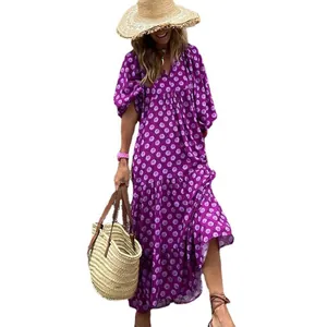 Elegantes lila Boho-Maxikleid mit geometrischem Muster, Puffärmeln und tiefem V-Ausschnitt