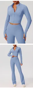 Detail van blauwe yoga-uitlopende broek met hoge taille en slim fit ritsjasje set