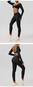 Dettaglio completo yoga nero con profili bianchi a contrasto, maniche lunghe e vita alta