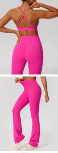 Gedetailleerde weergave van roze yogaset met gekruiste bandjes en taille-stretch