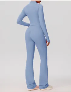 Lichtblauwe tweedelige yogaset met top met lange mouwen en uitlopende sportleggings