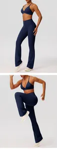 Details van de marineblauwe yogaset met sportbeha en flared legging met hoge taille