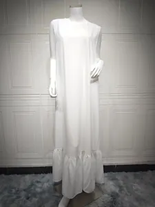 Elegante abito lungo bianco senza maniche con bordo a balze su un manichino bianco