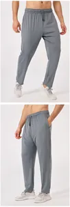 Detail van grijze sportjoggingbroek voor heren met zijzakken en elastische trekkoord