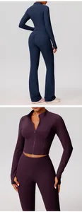 Detail van yoga-set voor dames met ritsjas en hoge taillebroek in marineblauw en paars