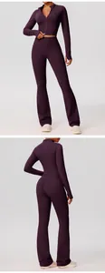 Voor- en achterkant van paarse yogaset met lange mouwen en uitlopende legging en rits.